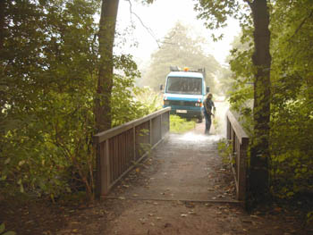 Reinigen einer Holzbrücke mit Heißwasserhochdruckstrahlen, © Fiedler u. Knab, Dormagen 2003 - 2004