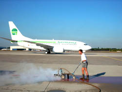 Entfernen von Fahrbahnmarkierungen von Beton, © Fiedler und Knab, Dormagen 2003 - 2004