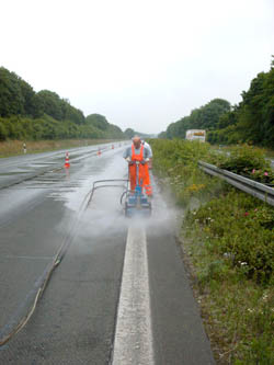 Entfernen von Fahrbahnmarkierungen von Asphalt, © Fiedler und Knab, Dormagen 2003 - 2004